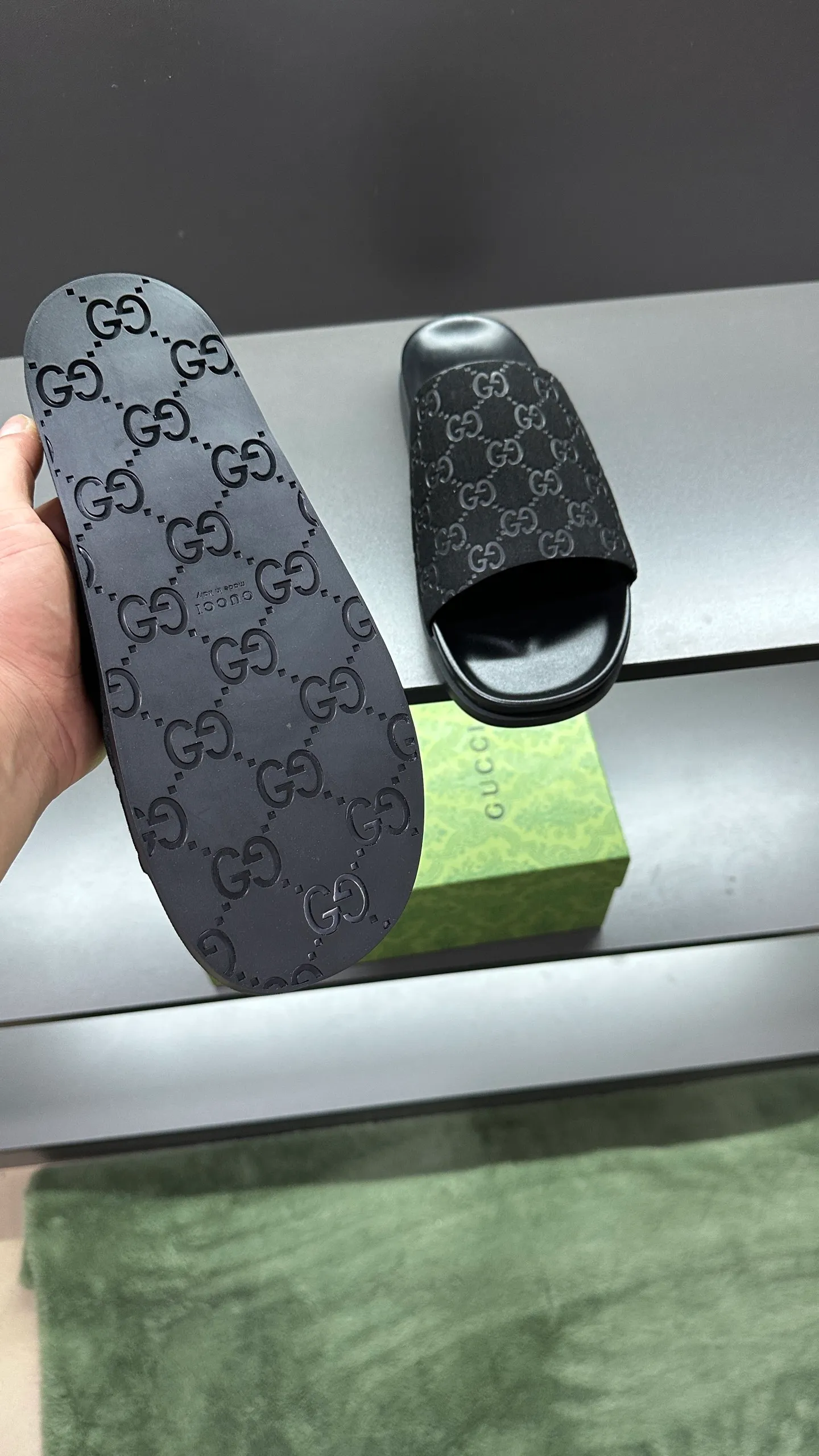 [G Home New Style] P: 300💰Men's size 39~45, (46. Customized) This slipper is made of GG polyester fiber and is decorated with a Gucci label on the front, which adds a striking logo feel to the style. "Gucci Made in Italy" stamped label Rubber sole Flat Made in Italy